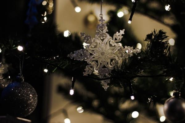 χριστουγεννιάτικα φώτα διακοσμήσεις τραπεζιού φωτιστικά φανάρια φως παίζουν φωτεινά σημεία
