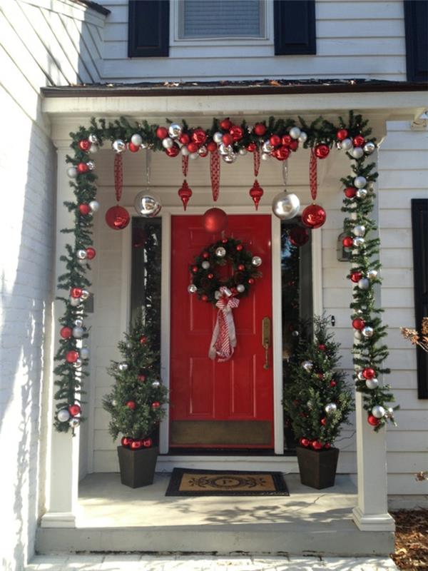 χριστουγεννιάτικη διακόσμηση για εξωτερική διακόσμηση εισόδου κόκκινη πόρτα εισόδου χριστουγεννιάτικο στεφάνι χριστουγεννιάτικες αλυσίδες