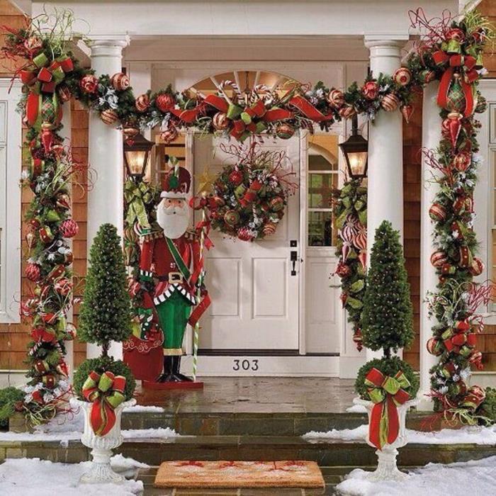 χριστουγεννιάτικη διακόσμηση για εξωτερική είσοδο διακοσμούν τον Άγιο Βασίλη εορταστικά
