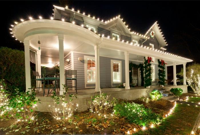 Χριστουγεννιάτικα διακοσμητικά για την εξωτερική αυλή διακοσμούν τα φώτα των νεράιδων