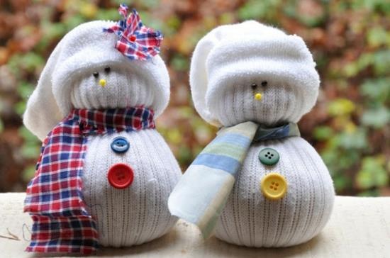 χριστουγεννιάτικη διακόσμηση από παλιές κάλτσες χιονάνθρωπους