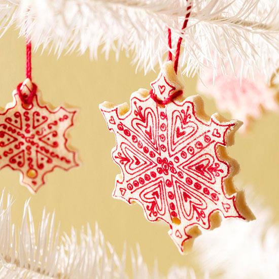 Χριστουγεννιάτικες διακοσμήσεις νιφάδες χιονιού φιλιγκράν διακοσμημένες με κόκκινο χρώμα