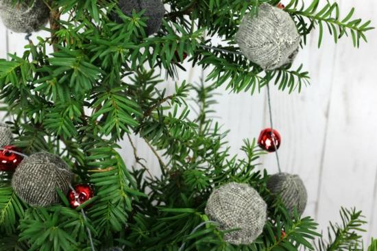Τα χριστουγεννιάτικα στολίδια κάνουν μια γιρλάντα από παλιές κάλτσες