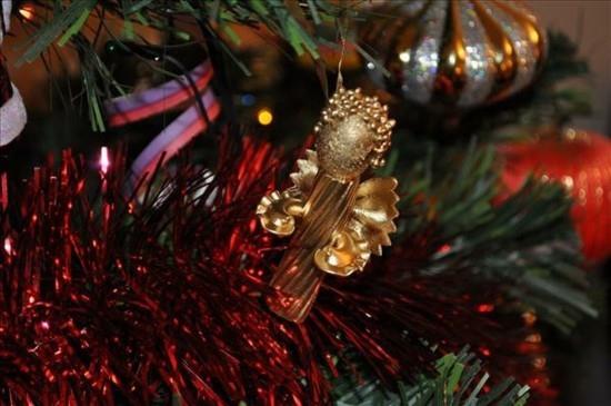 Χριστουγεννιάτικες διακοσμήσεις μπερδεμένες με νουντλς άγγελο