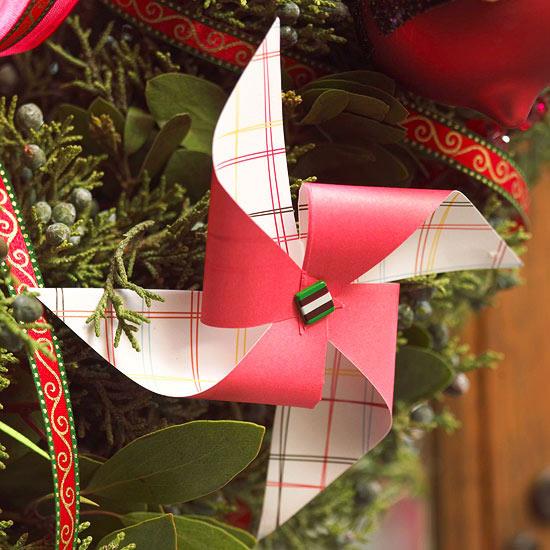 Η χριστουγεννιάτικη διακόσμηση κάνει τροχούς με κόκκινο χρώμα και καρό