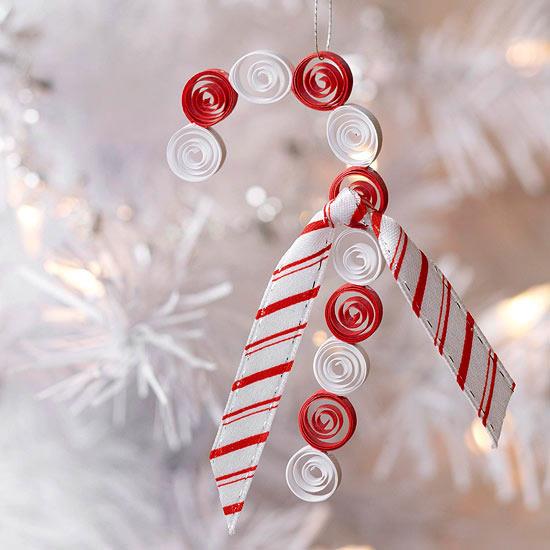 Τα χριστουγεννιάτικα στολίδια κάνουν ζαχαροκάλαμο από χαρτί και ύφασμα σε κόκκινο και άσπρο