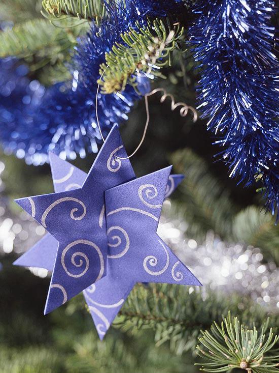 Χριστουγεννιάτικες διακοσμήσεις μπερδεύουν δύο μέρη ενός αστεριού σε μοβ χρώμα