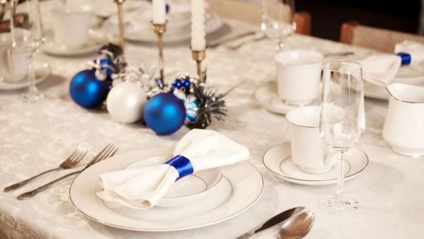 χριστουγεννιάτικη-διακόσμηση-μπλε-λευκό-υφασμάτινες χαρτοπετσέτες-χριστουγεννιάτικες μπάλες