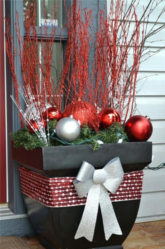 χριστουγεννιάτικη διακόσμηση για εξωτερική είσοδο διακοσμήστε γλάστρα χριστουγεννιάτικες μπάλες