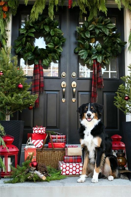 Χριστουγεννιάτικη διακόσμηση για την είσοδο του σπιτιού σε γιορτινό και ατμοσφαιρικό χρώμα
