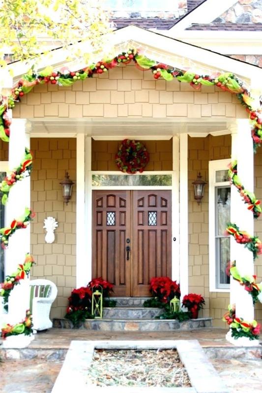 χριστουγεννιάτικα στολίδια είσοδος σπιτιού εορταστική διακόσμηση πράσινο κόκκινο