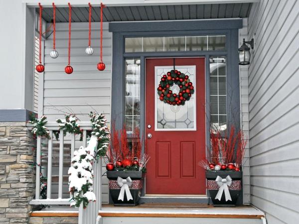 χριστουγεννιάτικη διακόσμηση είσοδος σπιτιού κρεμαστή διακόσμηση χριστουγεννιάτικες μπάλες