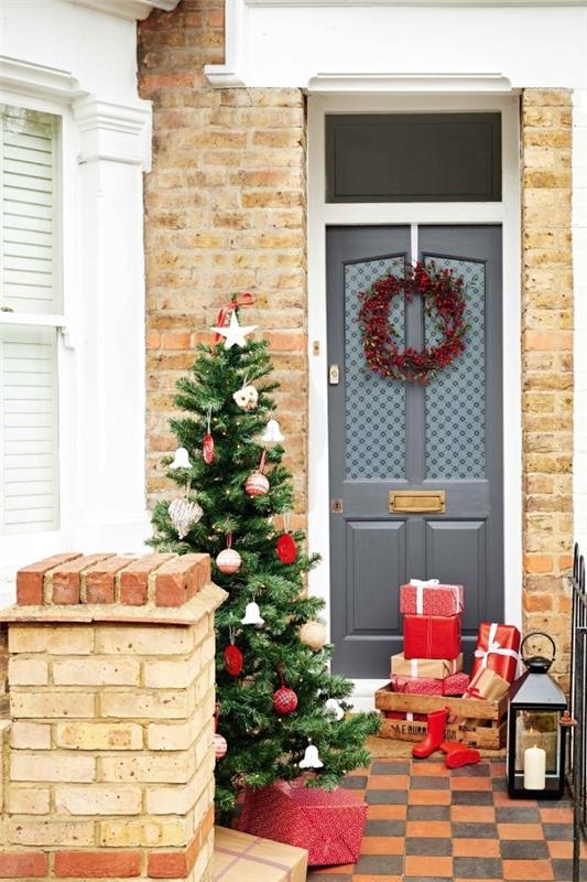 χριστουγεννιάτικη διακόσμηση κουτί εισόδου σπιτιού με χριστουγεννιάτικα δώρα έλατου