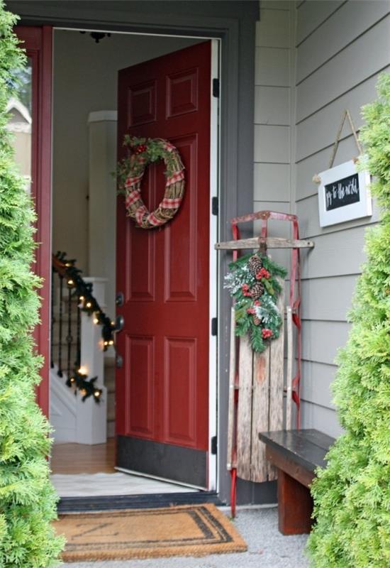 χριστουγεννιάτικη διακόσμηση σπίτι είσοδο στυλ χριστουγεννιάτικο στεφάνι και πολύ πράσινο