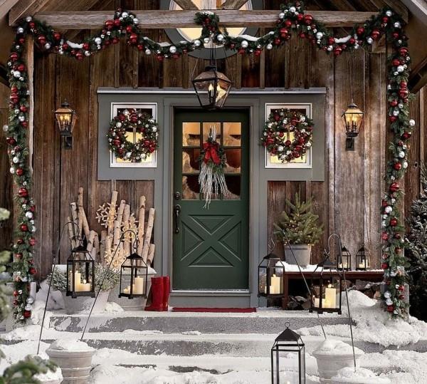 χριστουγεννιάτικη διακόσμηση σπίτι είσοδος χώρα στυλ χριστουγεννιάτικες μπάλες διακόσμηση γιρλάντα χριστουγεννιάτικα στεφάνια