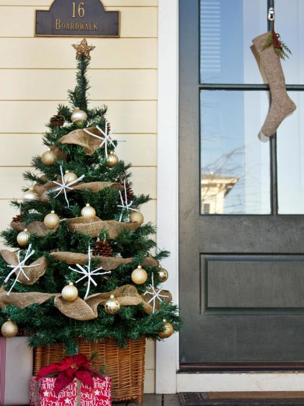 χριστουγεννιάτικη διακόσμηση είσοδος σπιτιού όμορφο έλατο χριστουγεννιάτικη κάλτσα