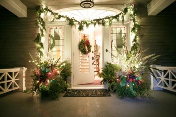 χριστουγεννιάτικη διακόσμηση είσοδος σπιτιού κομψή διακόσμηση πράσινες διακοσμητικές γιρλάντες