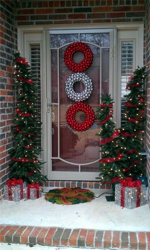 χριστουγεννιάτικη διακόσμηση σπίτι είσοδος έλατα χριστουγεννιάτικα στεφάνια