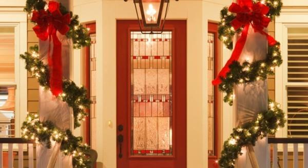 χριστουγεννιάτικη διακόσμηση σκάλα εισόδου σπιτιού διακοσμούν πράσινα φώτα νεράιδας