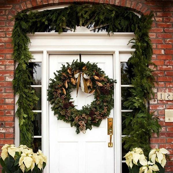 χριστουγεννιάτικη διακόσμηση είσοδος σπιτιού λευκή πόρτα όμορφο χριστουγεννιάτικο στεφάνι