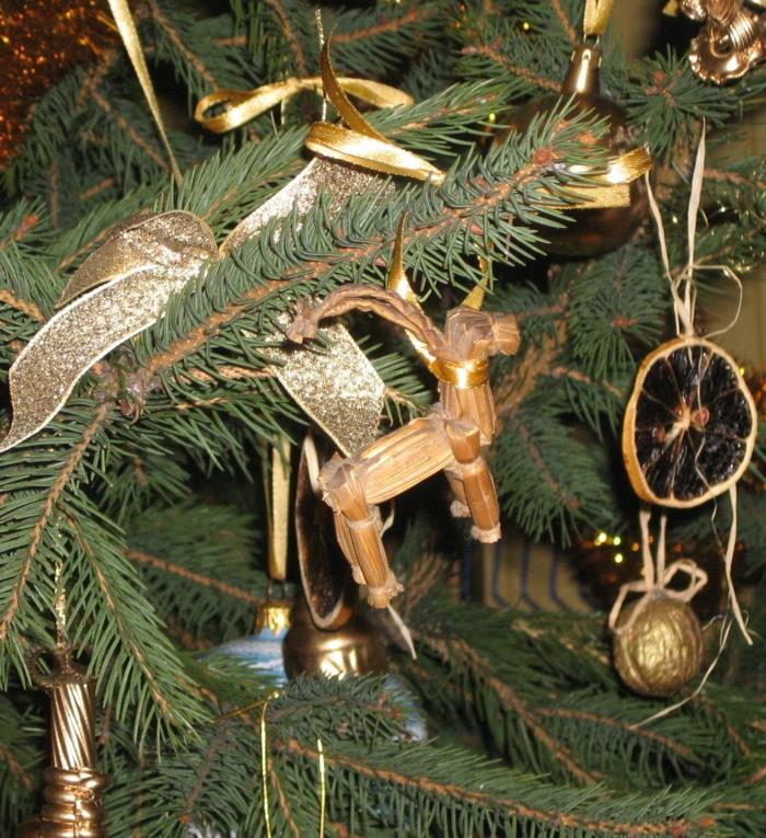 χριστουγεννιάτικες ιδέες διακόσμησης χριστουγεννιάτικο δέντρο χριστουγεννιάτικα μενταγιόν σκανδιναβικό στιλ