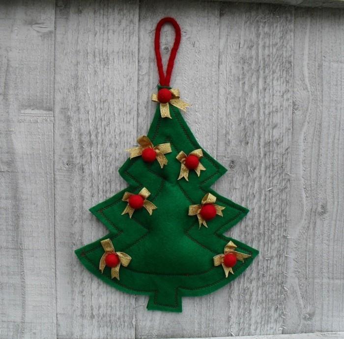 ράψιμο χριστουγεννιάτικων στολισμών πράσινο έλατο διακοσμημένα ετικέτες χριστουγεννιάτικων δέντρων