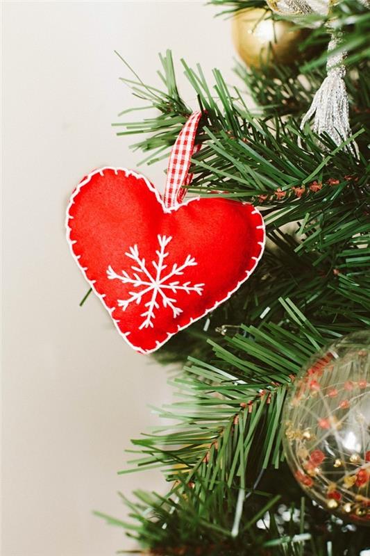 ράψιμο χριστουγεννιάτικων διακοσμήσεων ράβοντας τη δική σας καρδιά κόκκινη λευκή κλωστή νιφάδα χιονιού