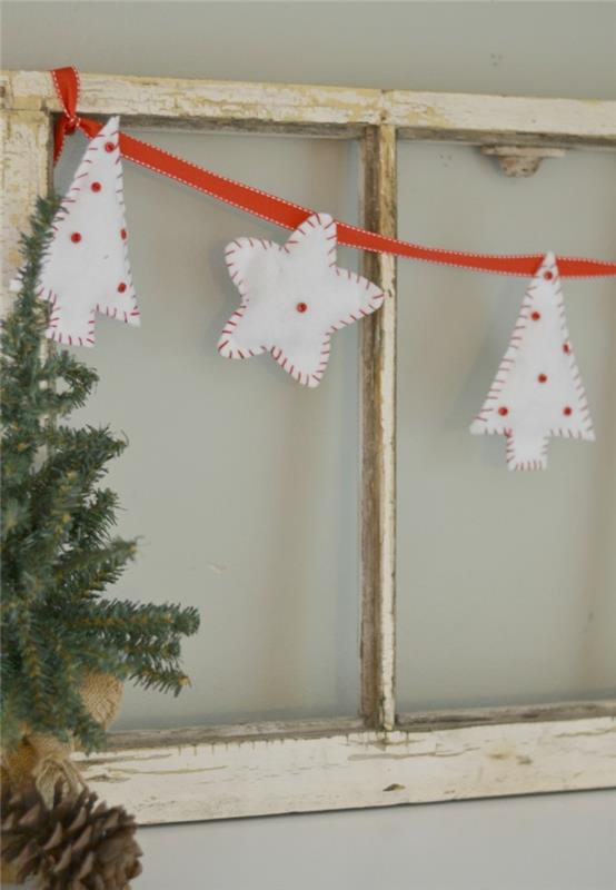 χριστουγεννιάτικη διακόσμηση ράψιμο λευκά στολίδια κόκκινες κουκκίδες