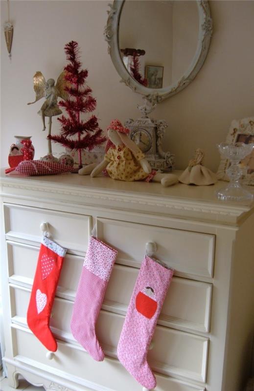 ράβοντας χριστουγεννιάτικα στολίδια φτιάξτε τις δικές σας χριστουγεννιάτικες κάλτσες