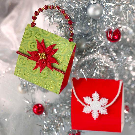 χριστουγεννιάτικη διακόσμηση από χαρτί λαμπερές τσάντες με κουδούνια