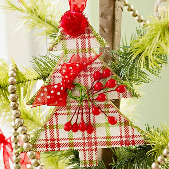 χριστουγεννιάτικη διακόσμηση από χαρτί καρό έλατο με κόκκινες πινελιές