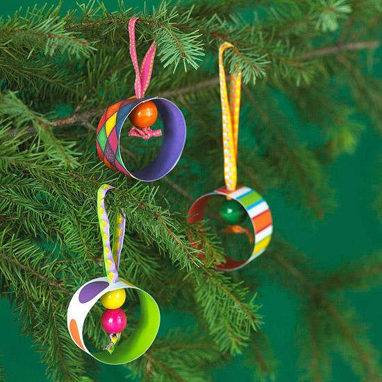 χριστουγεννιάτικη διακόσμηση από χάρτινα δαχτυλίδια με πολύχρωμες ξύλινες χάντρες
