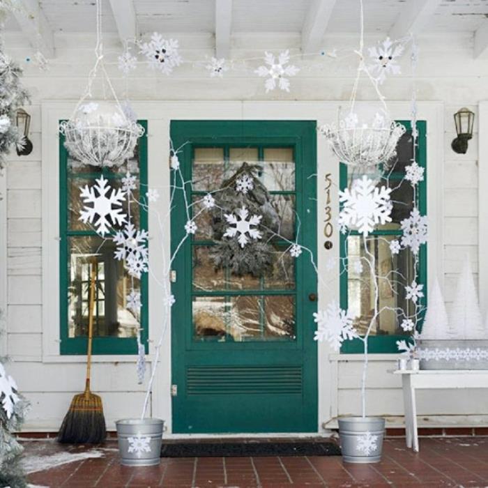 χριστουγεννιάτικη διακόσμηση - εξωτερικά χριστουγεννιάτικα στολίδια νεράιδα φώτα γλάστρες πόρτα