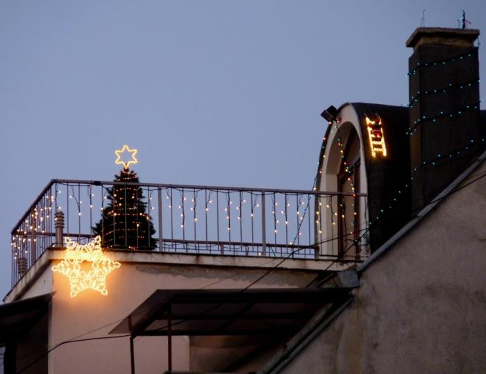 χριστουγεννιάτικη διακόσμηση χριστουγεννιάτικη διακόσμηση νεράιδα φώτα γλάστρες poinsettia μπαλκόνι