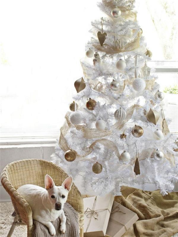 χριστουγεννιάτικες ιδέες διακόσμησης χριστουγεννιάτικο δέντρο λευκές γιρλάντες χριστουγεννιάτικες μπάλες χρυσές τσάντες από γιούτα