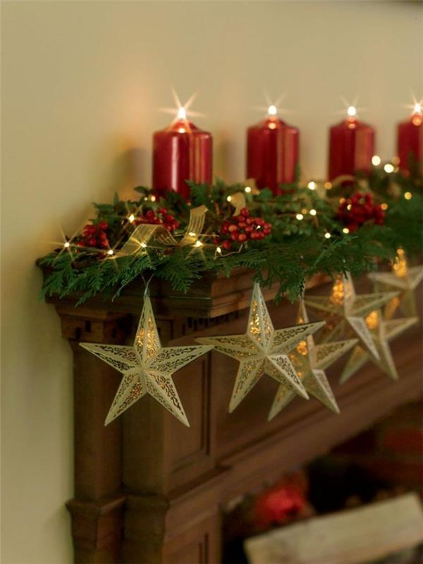 χριστουγεννιάτικες ιδέες διακόσμησης mantelpiece νεράιδα φωτεινά αστέρια κόκκινα κολωνά κεριά