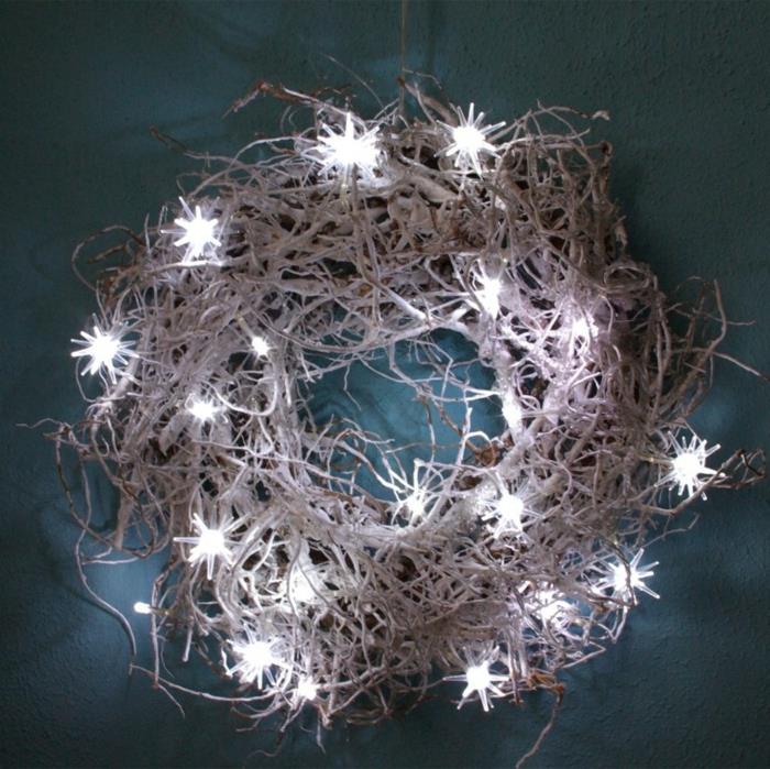χριστουγεννιάτικες ιδέες διακόσμησης χριστουγεννιάτικο στεφάνι diy νεράιδα φωτισμοί κρυστάλλοι χιονιού κλαδιά δέντρου