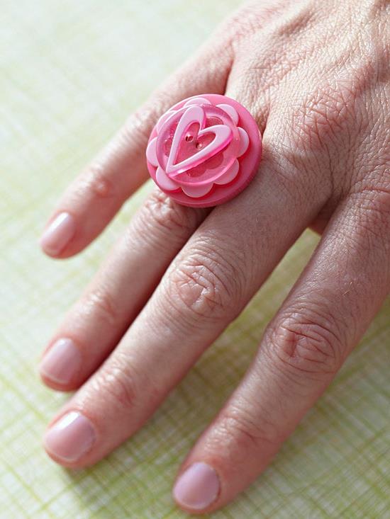 χριστουγεννιάτικα δώρα δαχτυλίδι από ροζ κουμπιά