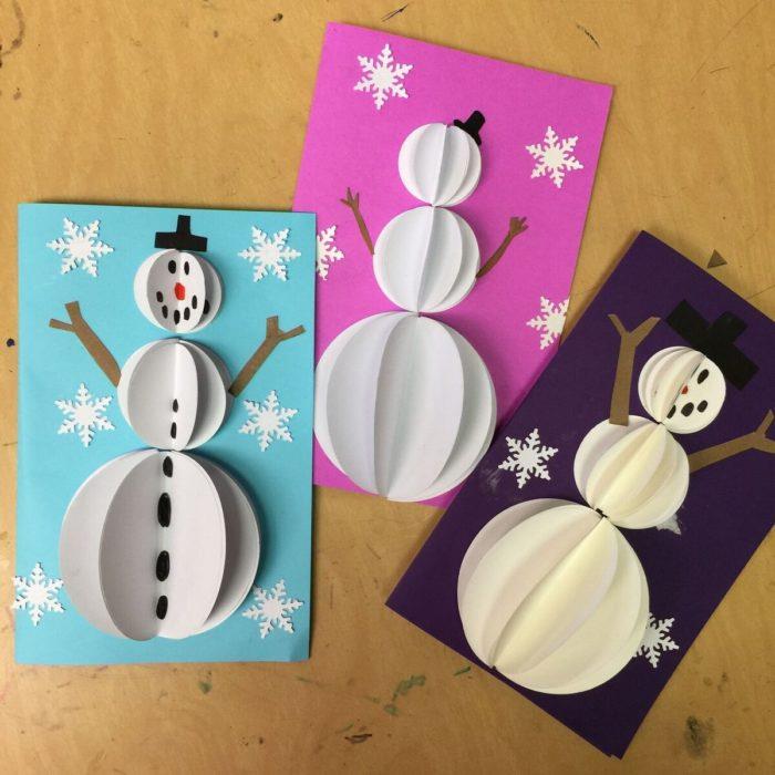 τρεις υπέροχοι χιονάνθρωποι φτιάχνουν χριστουγεννιάτικες κάρτες