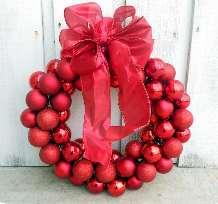 φτιάξτε το δικό σας χριστουγεννιάτικο στεφάνι κόκκινες χριστουγεννιάτικες μπάλες πόρτα στεφάνι Χριστούγεννα