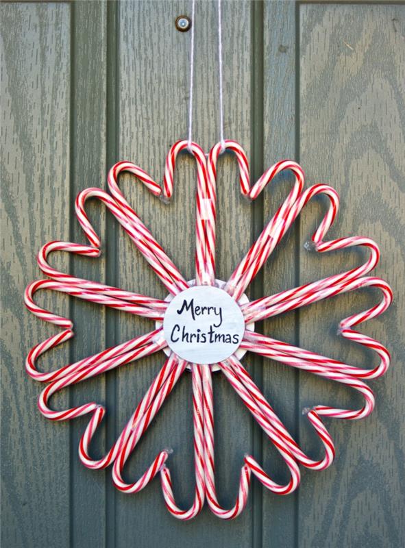 φτιάξτε το δικό σας χριστουγεννιάτικο στεφάνι καραμέλες καλάμια πόρτα Χριστούγεννα