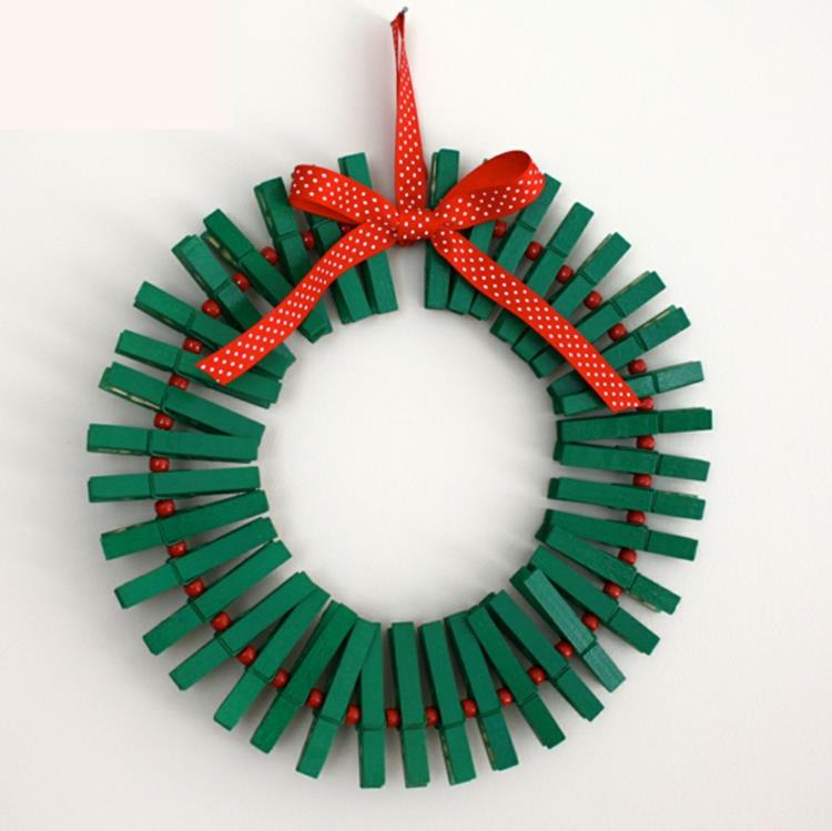 φτιάξτε το δικό σας χριστουγεννιάτικο στεφάνι πόρτα στεφάνι χριστουγεννιάτικα πράσινα μανταλάκια