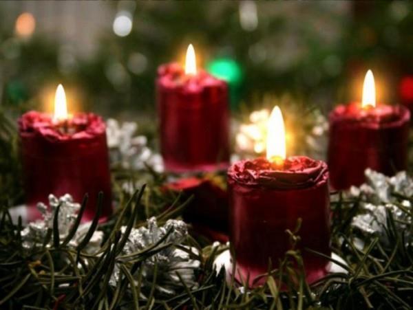 χριστουγεννιάτικο στεφάνι και κόκκινα διακοσμητικά κεριά Χριστουγεννιάτικα κεριά