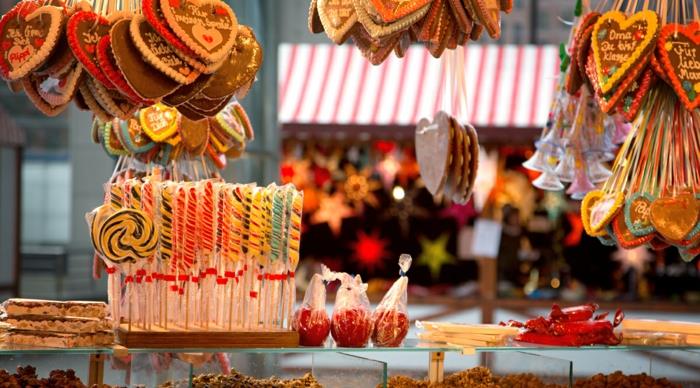 χριστουγεννιάτικη αγορά τρώνε χριστουγεννιάτικα στολίδια όμορφες χριστουγεννιάτικες αγορές γλυκά