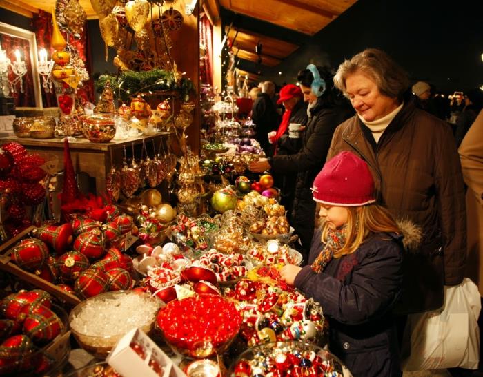 χριστουγεννιάτικη αγορά βιέννη χριστουγεννιάτικα στολίδια όμορφες χριστουγεννιάτικες αγορές στέκονται αγοραστές