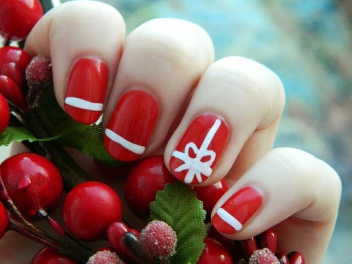χριστουγεννιάτικα νύχια κόκκινο βερνίκι νυχιών λευκά στοιχεία