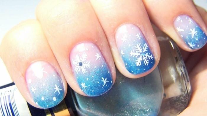 χριστουγεννιάτικα νύχια μοντέρνο σχέδιο νυχιών νιφάδες χιονιού αποχρώσεις του μπλε