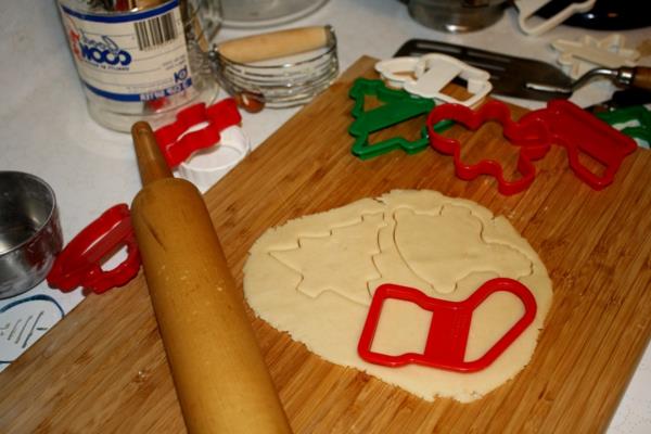 χριστουγεννιάτικα μπισκότα που κόβουν τη ζύμη