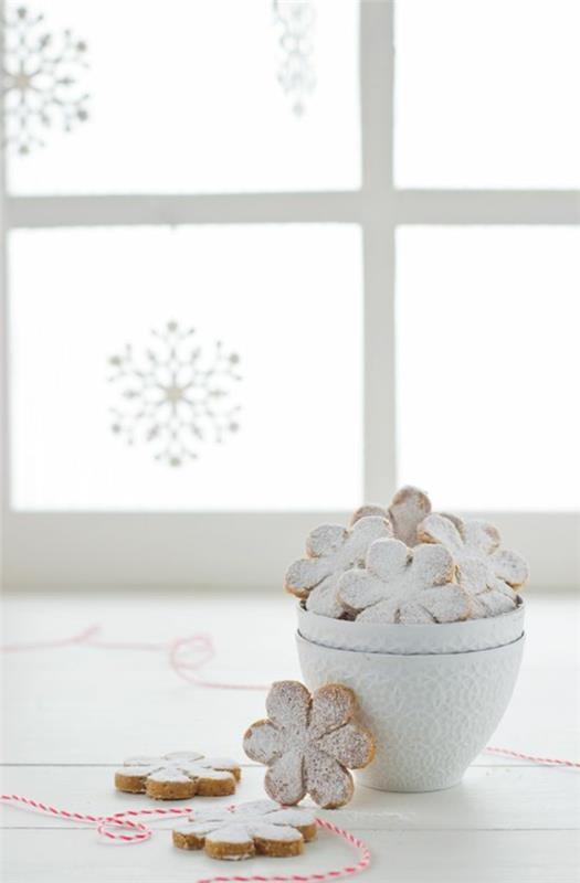 Τα χριστουγεννιάτικα μπισκότα απλώς κανονίζουν λουλούδια με ζάχαρη άχνη