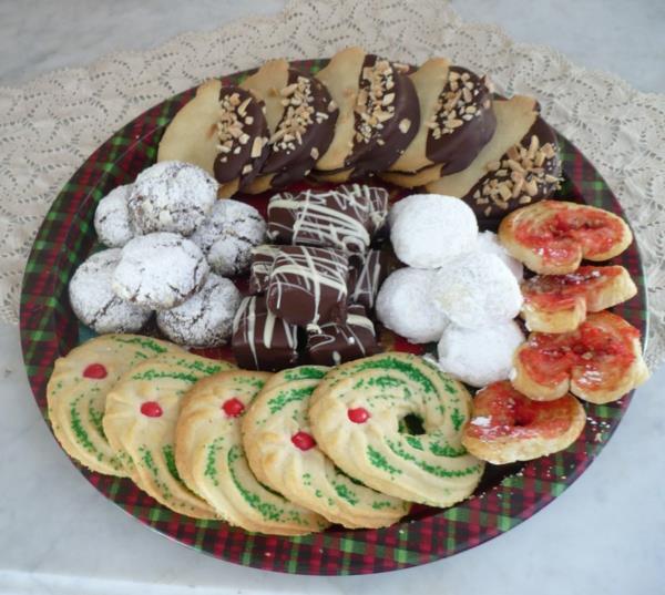 χριστουγεννιάτικα μπισκότα γύρω από χιονόμπαλες